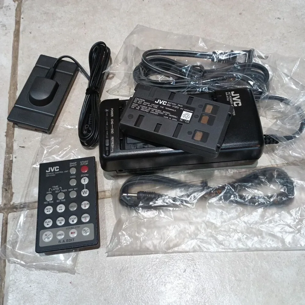 JVC GR-AX800 Compact VHS Video Camcorder With Case 3 Tapes Remote Battery Etc
